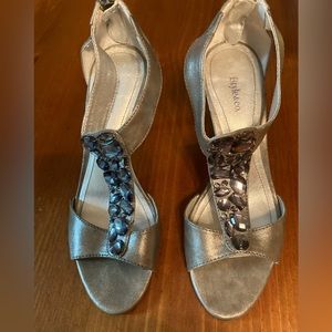 Size 5 & a half medium women’s high heels sandal shoes 3 inch heels Zips in back